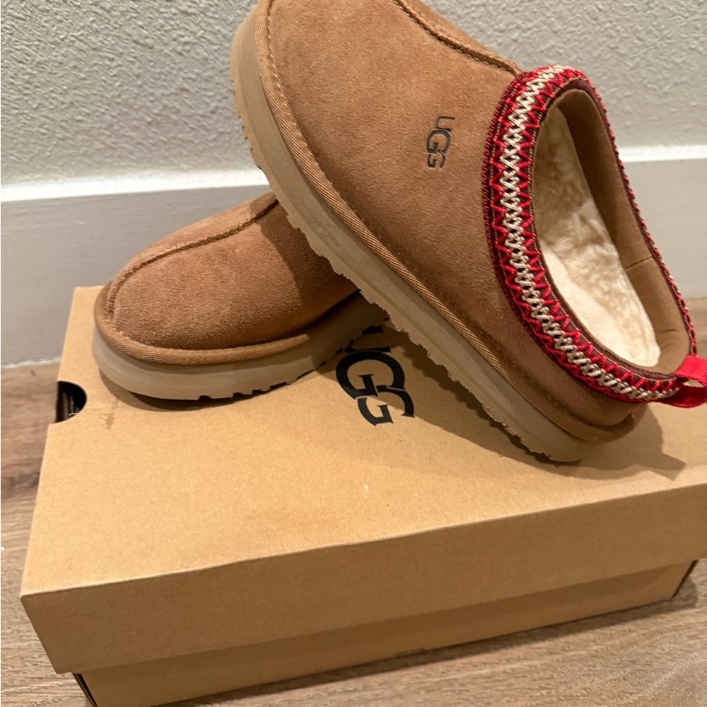 UGG Tazz II (size 4)
